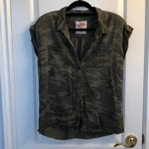 Mossimo Supply Co. Tops - Mossimo Supply Co sleeveless camo button up Mossimo Supply Co. Tops - Mossimo Supply Co sleeveless camo button up